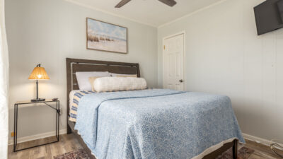 010 Coastal Breeze SW Queen Bedroom