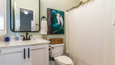 021 Grandma's Condo NW Queen Suite Private Bathroom with Shower-Tub Combo