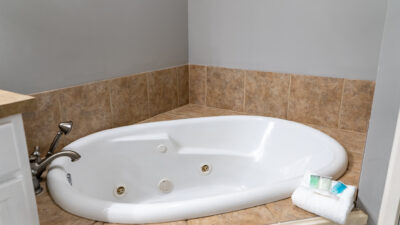 Bayou Heron #2B Master Bathroom Corner Tub